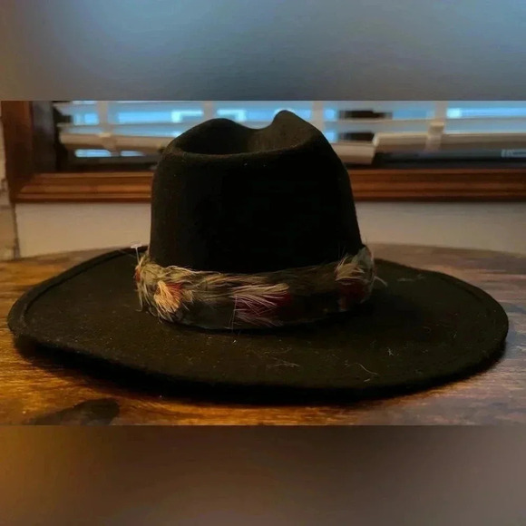 Unisex wool hat with natural feather band. 100% black wool. Size: M. - Picture 7 of 16